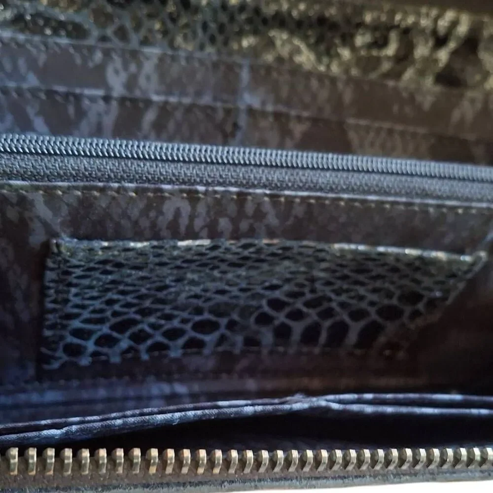 Kenneth Cole New York Black Faux Snakeskin Zip Wallet 16 Card Slots Metallic Lea